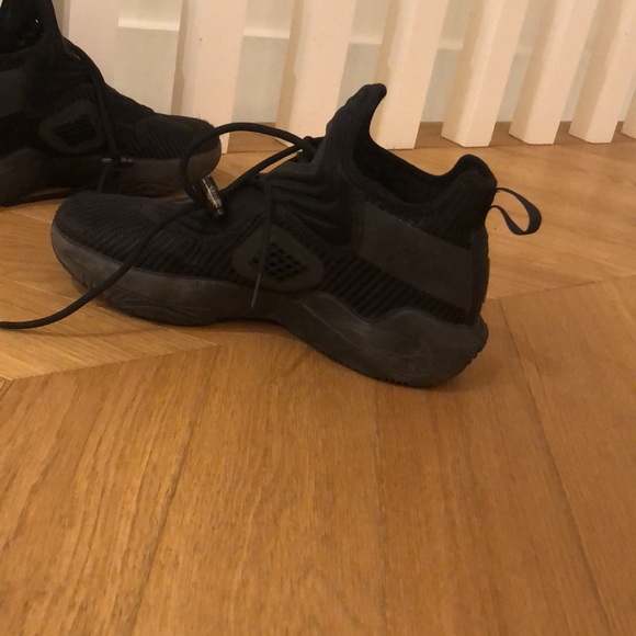 Lebron James basketball shoes - Picture 4 of 5